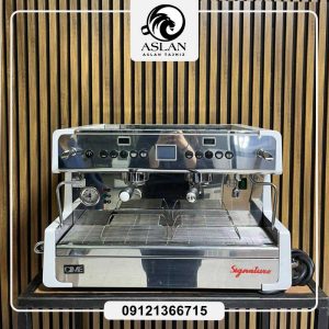 برند: جیمبالی LACIMBALI کشور سازنده: ایتالیا سال ساخت: 2017 نحوه عملکرد: تمام اتوماتیک تعداد گروپ: 2 گروپ جنس بدنه: استیل ضدزنگ توان المنت: 4800 وات ابعاد: 82×51×55سانتی‌متر وزن: 63کیلوگرم حجم بویلر: 11لیتر