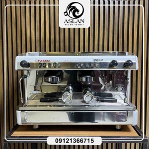 ✔ برند: فائما FAEMA ✔ کشور سازنده: ایتالیا ✔ سال ساخت: 2021 ✔ نحوه عملکرد: تمام اتوماتیک تال کاپ ✔ تعداد گروپ: 2 گروپ ✔ جنس بدنه: استیل ضدزنگ ✔ توان المنت: 4800 وات ✔ ابعاد73×56×51سانتی‌متر ✔ وزن: 63کیلوگرم ✔ حجم بویلر : 11 لیتر